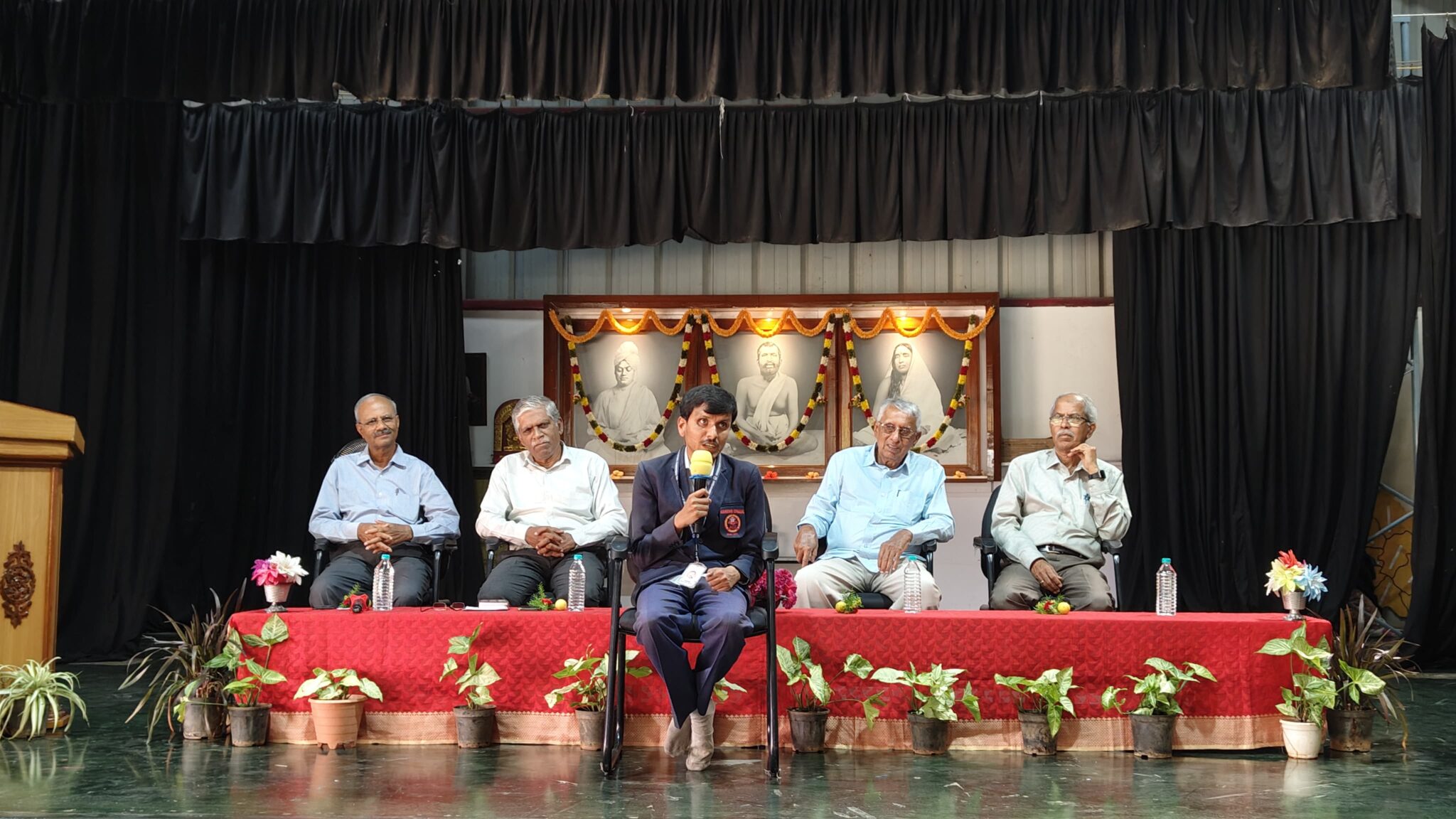 ಮಾನವ ಕಂಪ್ಯೂಟರ್ ಎಂದೇ ಖ್ಯಾತರಾದ ಶ್ರೀ ಬಸವರಾಜ ಉಮ್ರಾಣಿ ಅವರು ತಮ್ಮ ಗಣಿತ ಪಾಂಡಿತ್ಯದ ಝಲಕ್ ಅನ್ನು ವಿದ್ಯಾರ್ಥಿಗಳ ಎದುರು ಪ್ರಸ್ತುತಪಡಿಸಿ ಸ್ಫೂರ್ತಿ ತುಂಬಿದರು.
