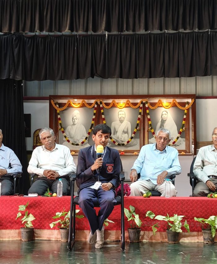 ಮಾನವ ಕಂಪ್ಯೂಟರ್ ಎಂದೇ ಖ್ಯಾತರಾದ ಶ್ರೀ ಬಸವರಾಜ ಉಮ್ರಾಣಿ ಅವರು ತಮ್ಮ ಗಣಿತ ಪಾಂಡಿತ್ಯದ ಝಲಕ್ ಅನ್ನು ವಿದ್ಯಾರ್ಥಿಗಳ ಎದುರು ಪ್ರಸ್ತುತಪಡಿಸಿ ಸ್ಫೂರ್ತಿ ತುಂಬಿದರು.